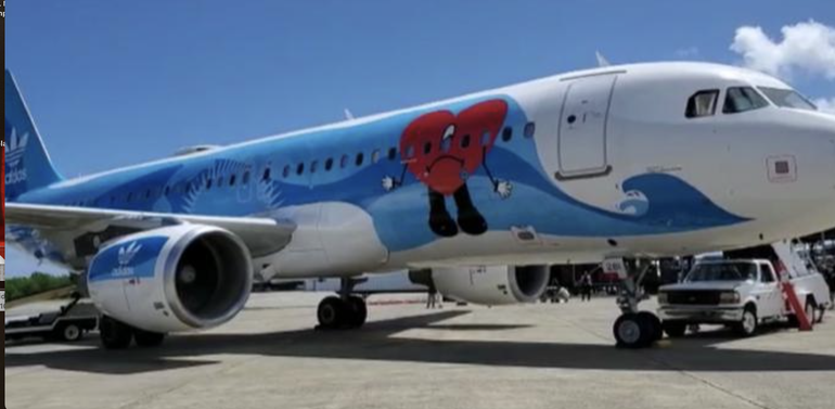 Avión con imagen de Bad Bunny vuela a Cuba desde Miami