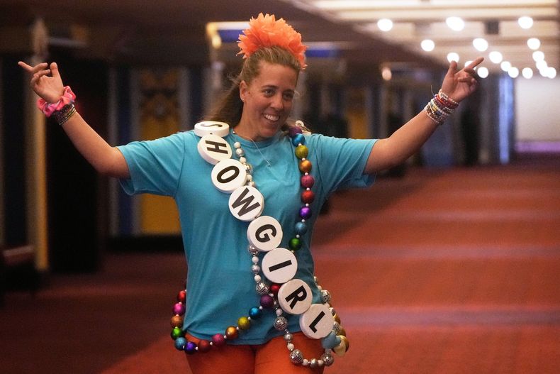 Aimee Jay hace un gesto mientras camina hacia sus hijas antes del lanzamiento oficial del nuevo álbum de Taylor Swift, The Life of a Showgirl, en el AMC Metreon en San Francisco, el viernes 3 de octubre de 2025. (Foto AP/Jeff Chiu)