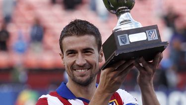 americateve | Gabi posa con el trofeo ganado por Atl&eacute;tico de Madrid al derrotar por penales al San Jos&eacute; Earthquakes el 27 de julio del 2014 en San Francisco. (AP Photo/Beck Diefenbach)