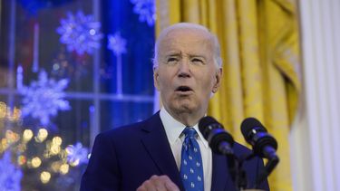 ARCHIVO - El presidente Joe Biden habla durante una recepción de Hanukkah en la Sala Este de la Casa Blanca en Washington, el lunes 16 de diciembre de 2024. (AP foto/Rod Lamkey, Jr., archivo)