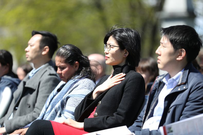 La ceremonia de naturalización en Lexington, Massachusetts, el 21 de abril del 2026. (Lauren Feeney/The Lexington Observer via AP)