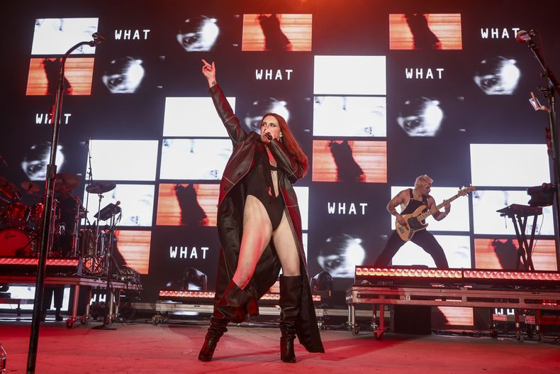 La cantante Katie Gavin de la banda Muna durante su presentación en el festival de música All Things Go el sábado 28 de septiembre de 2024 en el estadio Forest Hills en Forest Hills, Nueva York. (Foto Andy Kropa/Invision/AP)