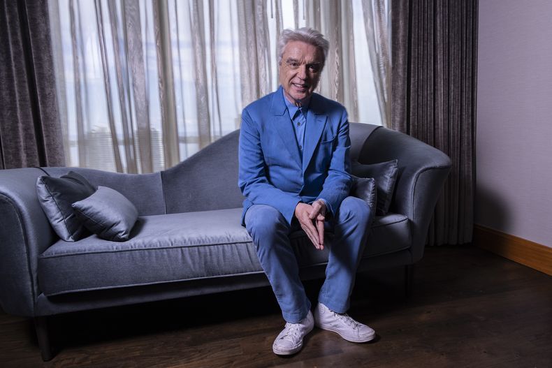 David Byrne de la banda Talking Heads posa para promover la reedición de la película Stop Making Sense en el Festival Internacional de Cine de Toronto el lunes 11 de septiembre de 2023, en Toronto. (Foto Joel C Ryan/Invision/AP)