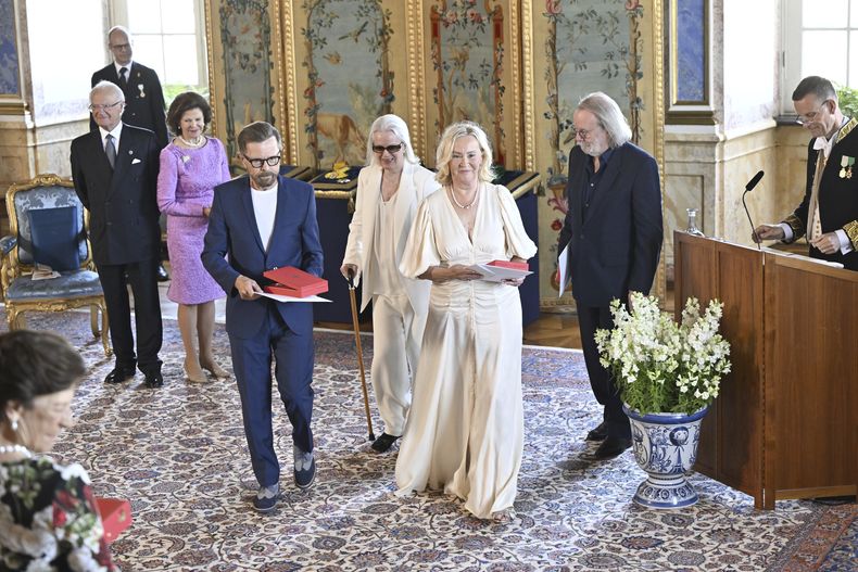 Los integrantes de ABBA Björn Ulvaeus, tercero de izquierda a derecha, Anni-Frid Lyngstad, Agnetha Fältskog y Benny Andersson reciben la Real Orden del Vasa de manos del rey Carlos Gustavo y la reina Silvia de Suecia por sus destacadas contribuciones a la música sueca e internacional en una ceremonia en el Palacio Real de Estocolmo el 31 de mayo. (Henrik Montgomery/TT News Agency via AP)