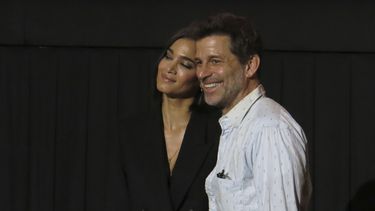El director Zack Snyder, derecha, posa con la actriz Sofia Boutella durante una conferencia de prensa de la película Rebel Moon: Part One - A Child of Fire en la Ciudad de México el lunes 4 de diciembre de 2023. (Foto AP/Berenice Bautista)