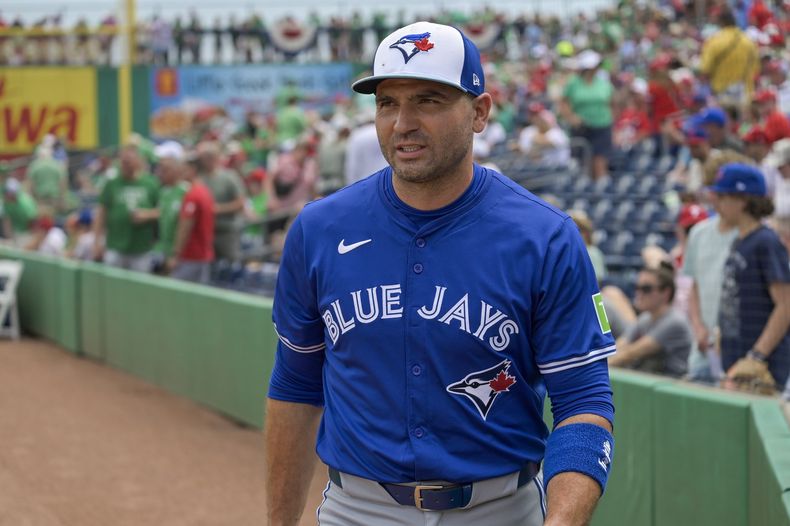 ARCHIVO - Joey Votto, de los Azulejos de Toronto, camina a la cueva antes de un juego de pretemporada ante los Filis de Filadelfia, el 17 de marzo de 2024, en Clearwater, Florida (Steve Nesius/The Canadian Press via AP, archivo)