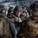 Esta imagen tomada de un video proporcionado por el Comando Central de Estados Unidos muestra marineros y marines estadounidenses a bordo del USS Tripoli (LHA 7) a su llegada a la zona de responsabilidad del Comando Central de EEUU, el 27 de marzo de 2026. (Comando Central de Estados Unidos via AP)