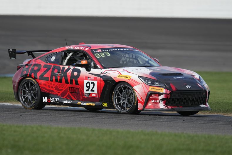 Keanu Reeves conduce durante la carrera GR Cup Series en el Indianapolis Motor Speedway, el sábado 5 de octubre de 2024, en Indianápolis. (Foto AP/Darron Cummings)