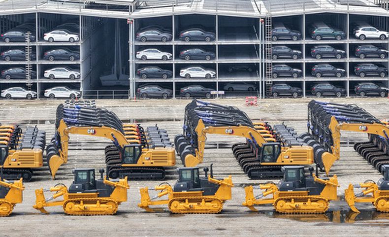 Vehículos y maquinaria pesada esperan a ser enviados a mercados extranjeros en Yantai, en la provincia oriental china de Shandong, el martes 14 de julio de 2026. (Chinatopix via AP)