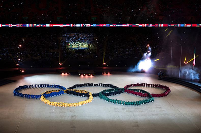 Artistas forman los aros olímpicos durante la ceremonia de inauguración de los Juegos de la Juventus en Dakar, Senegal el sábado 31 de octubre del 2026. (AP Foto/Sylvain Cherkaoui)