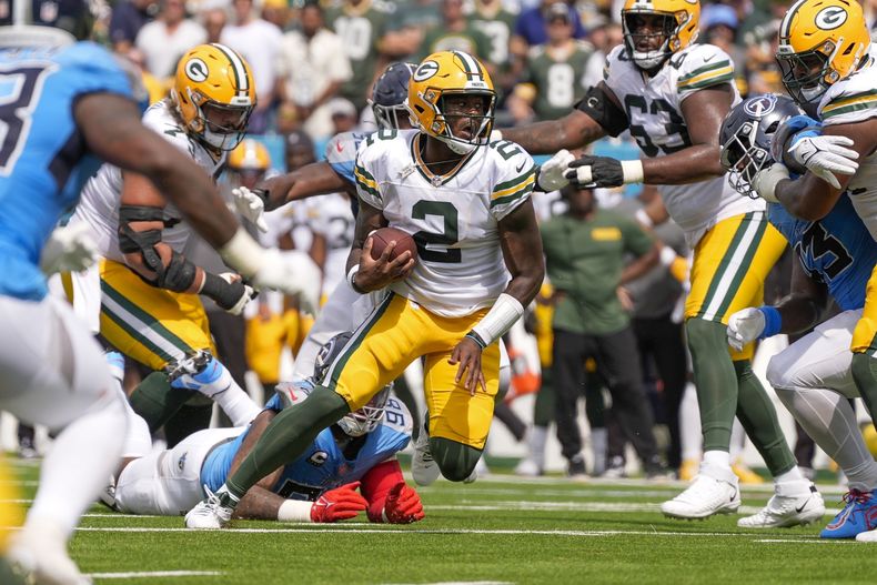 Malik Willis, quarterback de los Packers de Green Bay, corre con el balón durante la primera mitad del partido de la NFL en contra de los Titans de Tennessee, el domingo 22 de septiembre de 2024, en Nashville, Tennessee. (AP Foto/George Walker IV)