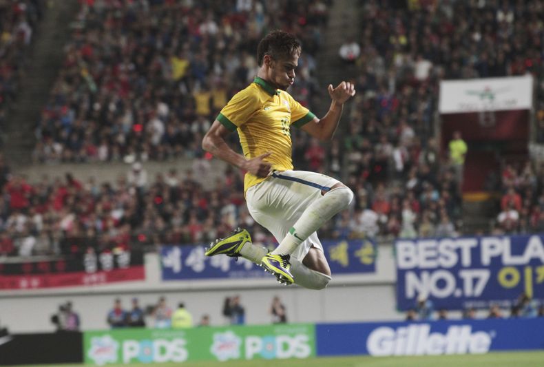 El jugador de Brasil, Neymar, festeja un gol contra Corea del Sur en un amistoso el s&aacute;bado, 12 de octubre de 2013, en Se&uacute;l. (AP Photo/Ahn Young-joon)