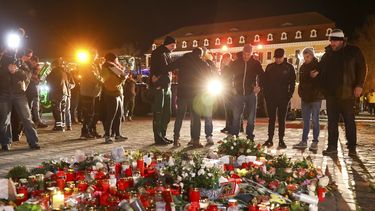 Varias personas depositan flores en la plaza de la catedral de Magdeburgo, Alemania, el miércoles 1 de enero de 2025, en recuerdo de las víctimas del atentado perpetrado en un mercado navideño el 20 de diciembre de 2024. (Peter Gercke/dpa via AP)