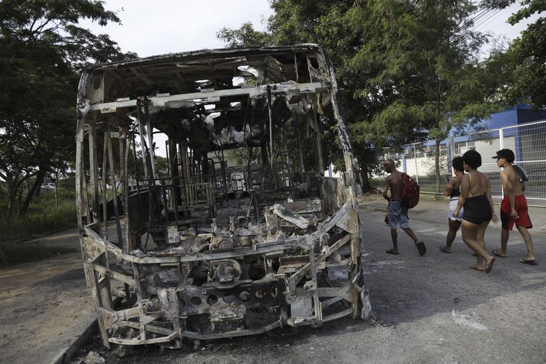 Un autobús quemado en una calle el martes 24 de octubre de 2023, luego de que fue incendiado junto con otros vehículos por una pandilla, en Río de Janeiro. (AP Foto/Bruna Prado)