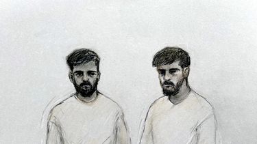 Representación artística de Salam Ahmadyan, iraní residente de Liverpool y Rahman Salehi, iraní residente de Salford, en el tribunal de Westminster, el 3 de octubre del 2026. (Elizabeth Cook/PA via AP)