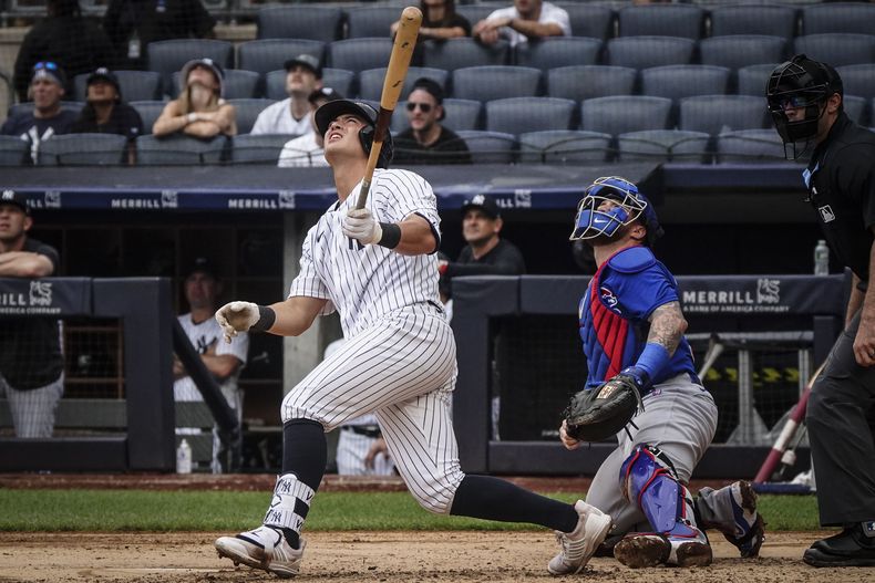 Anthony Volpe de los Yanquis de Nueva York atacando un lanzamiento de foul durante el juego ante los Cachorros de Chicago en Nueva York. Domingo 9 de julio de 2023. (AP Foto/Bebeto Matthews)