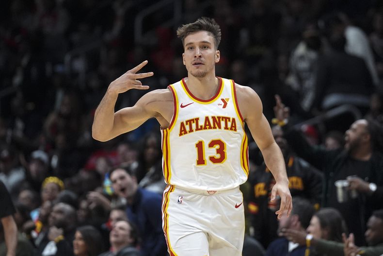 Bogdan Bogdanovic, de los Hawks de Atlanta, festeja un triple en el encuentro del miércoles 10 de enero de 2024, ante los 76ers de Filadelfia (AP Foto/John Bazemore)