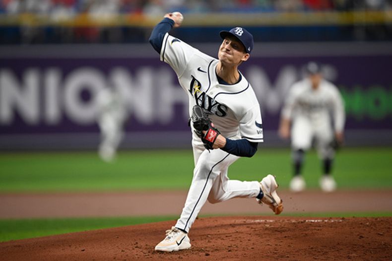 El abridor de los Rays de Tampa Bay Griffin Jax lanza en la primera entrada en el encuentro ante los Medias Rojas de Boston el domingo 20 de septiembre del 2026. (AP Foto/Phelan M. Ebenhack)