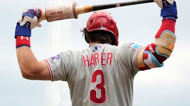 Bryce Harper, de los Filis de Filadelfia, estira con su bate durante la primera entrada de un partido de béisbol contra los Rojos de Cincinnati en Cincinnati, el martes 7 de julio de 2026. (Foto AP/Carolyn Kaster)