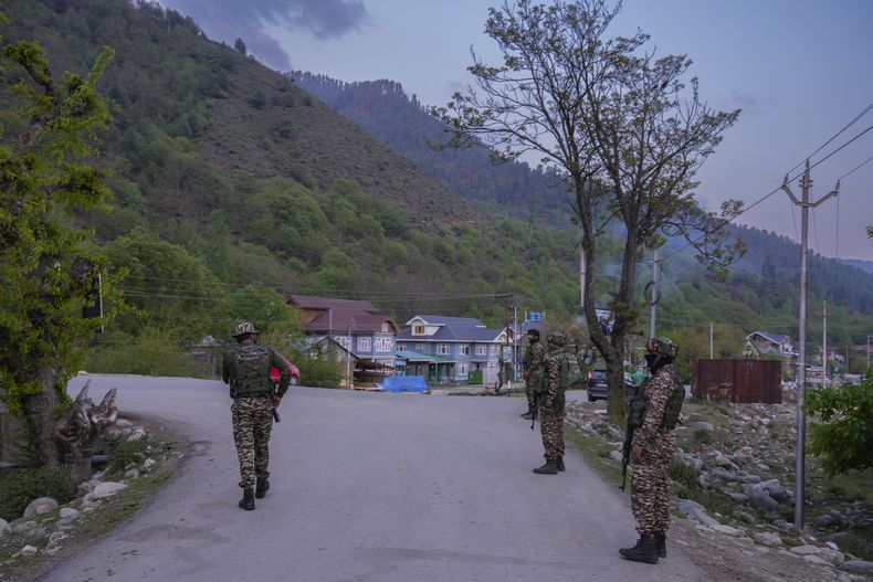 Agentes de seguridad indios montan guardia cerca de Pahalgam, en el sur de Cachemira, después de que asaltantes abrieran fuego indiscriminadamente contra turistas que visitaban Pahalgam, en la Cachemira controlada por India, el martes 22 de abril de 2025. (AP Foto/Dar Yasin)