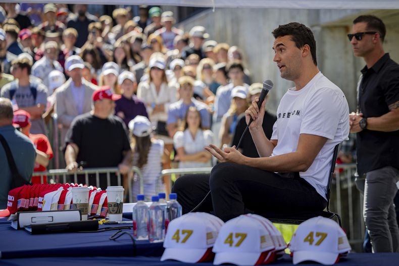Charlie Kirk, director general y cofundador de la organización juvenil conservadora Turning Point USA, habla antes de recibir un disparo durante un evento público en a la Universidad del Valle de Utah, en Orem, Utah, el miércoles 10 de septiembre de 2025. (Tess Crowley/The Deseret News vía AP)