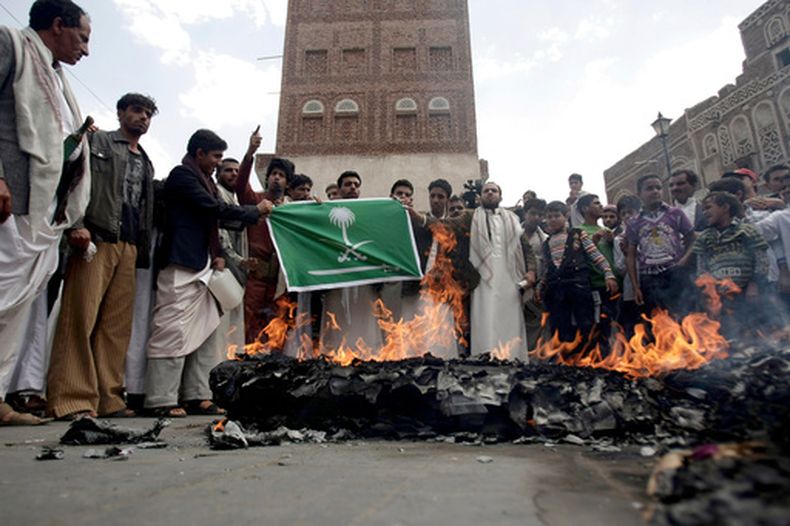 ARCHIVO - Miembros de los hutíes, un grupo chií de Yemen, queman una figura de una aeronave estadounidense y una bandera saudí durante una protesta contra las interferencias de Estados Unidos y Arabia Saudí en Uemen, tras las oraciones del viernes en Saná, Yemen, el 12 de abril de 2013. (AP Foto/Hani Mohammed, Archivo)