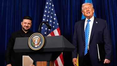 El presidente Donald Trump y su homólogo ucraniano, Volodymyr Zelenskyy, salen de una conferencia de prensa conjunta en el club Mar-a-Lago de Trump, el domingo 28 de diciembre de 2025, en Palm Beach, Florida. (AP Foto/Alex Brandon)