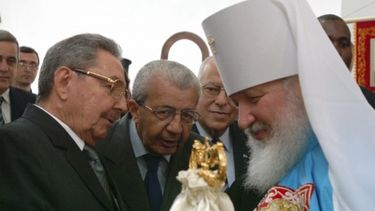 Raúl Castro saluda al Patriarca ruso Kirill, en Moscú.&nbsp;