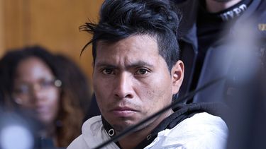 Sebastián Zapeta, acusado de quemar viva a una mujer en un tren del metro de la ciudad de Nueva York, comparece en el tribunal, el martes 24 de diciembre de 2024, en Nueva York. (AP Foto/Curtis Means vía Pool)