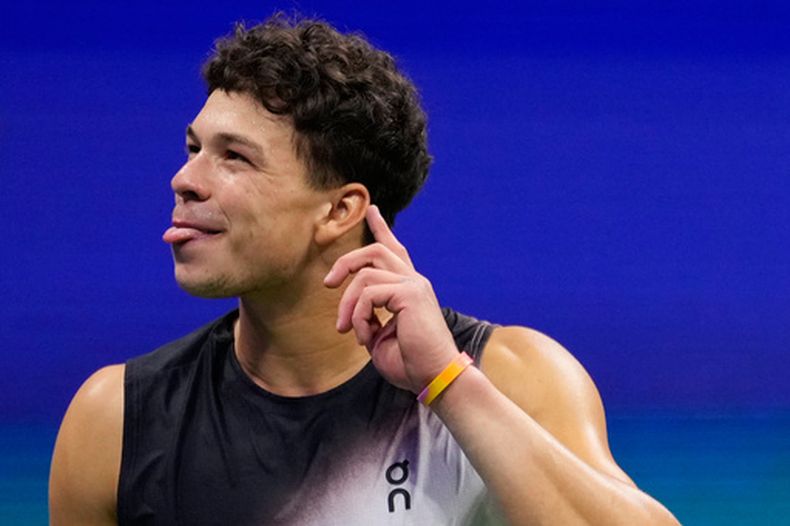 Ben Shelton celebra tras derrotar a Frances Tiafoe en las semifinales del US Open, el viernes 11 de septiembre de 2026, en Nueva York. (AP Foto/Yuki Iwamura)
