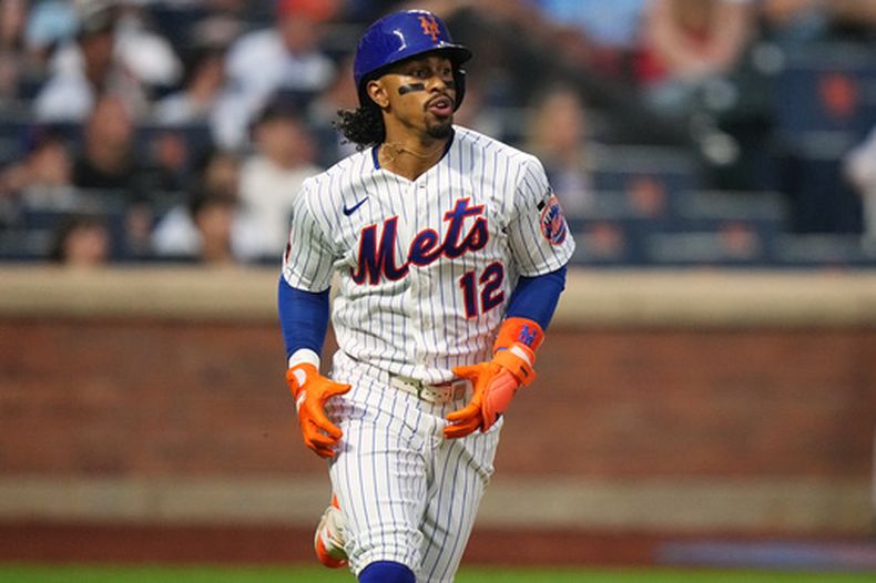 Francisco Lindor (12), de los Mets de Nueva York, observa el vuelo de la pelota de un triple productor durante la primera entrada del juego de béisbol de Grandes Liigas contra los Bravos de Atlanta, el lunes 27 de julio de 2026, en Nueva York. (AP Foto/Frank Franklin II)