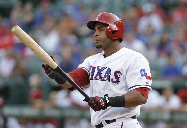 El jugador de los Rangers de Texas, Nelson Cruz, se prepara para batear en un partido contra Arizona el 1 de agosto de 2013 en Arlington, Texas. Cruz pact&oacute; con los Orioles de Baltimore el s&aacute;bado, 22 de febrero de 2014. (AP Photo/LM Otero)