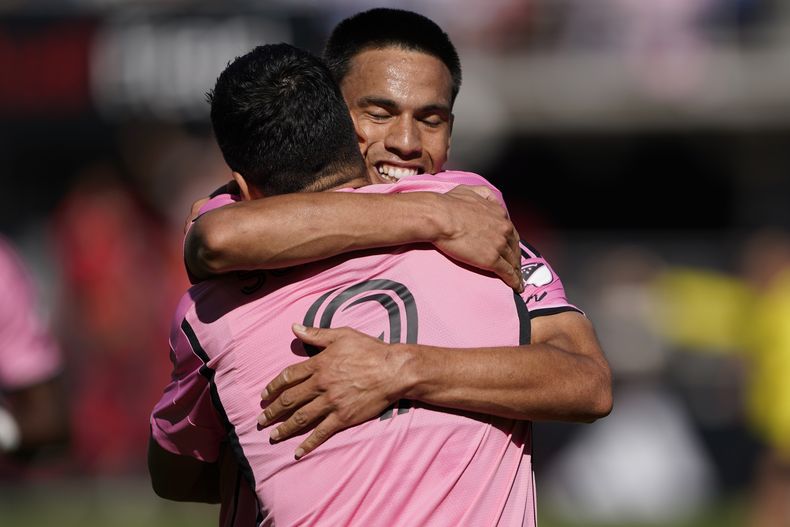 Diego Gómez (derecha) y Luis Suárez celebran un gol de Inter Miami en la victoria 3-1 ante DC United en la MLS, el sábado 16 de marzo de 2024, en Washington. (AP Foto/Nathan Howard)