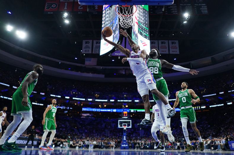 Tyrese Maxey de los 76ers de Filadelfia salta para anotar frente a Neemias Queta de los Celtics de Boston en el juego 6 de la primera ronda de los playoffs el jueves 30 de abril del 2026. (AP Foto/Matt Slocum)