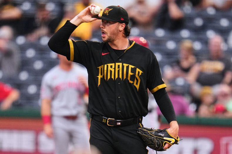Paul Skenes, lanzador de los Piratas de Pittsburgh, se recompone en el montículo durante la segunda entrada del juego de béisbol de Grandes Ligas contra los Rojos de Cincinnati en Pittsburgh, el viernes 26 de junio de 2026, en Pittsburgh. (AP Foto/Gene J. Puskar)