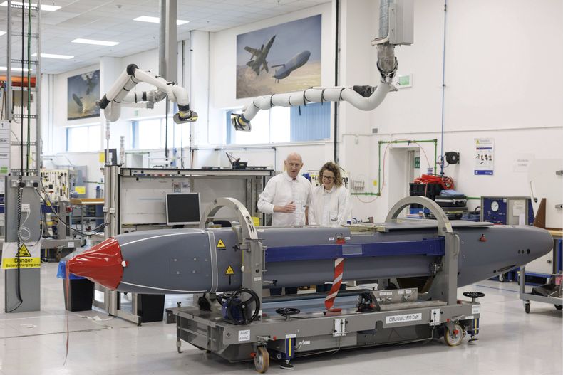 Louise Holmes, directora de MBDA UK, le muestra al secretario de defensa británico John Healey un misil en una fábrica en Stevenage, Inglaterra, el 31 de mayo del 2025. (Dan Kitwood/Pool via AP)