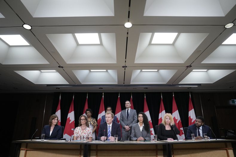 El ministro canadiense de Identidad y Cultura, Marc Miller, habla mientras varios de sus colegas y profesionales médicos observan durante una conferencia de prensa en Ottawa, Ontario, el miércoles 10 de junio de 2026. (Adrian Wyld/The Canadian Press vía AP)