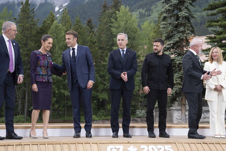 El primer ministro de Australia, Anthony Albanese, desde la izquierda, junto a la presidenta de México, Claudia Sheinbaum; el presidente de Francia, Emmanuel Macron; el primer ministro de Canada, Mark Carney; el president de Ucrania, Volodymyr Zelenskyy; el presidente de Brasil, Luiz Inácio Lula da Silva; y la primera ministra de Italia, Giorgia Meloni, en una foto grupal en la cumbre de líderes del G7 en Kananaskis, Alberta, el martes 17 de junio de 2025. (Stefan Rousseau/Pool Foto vía AP)