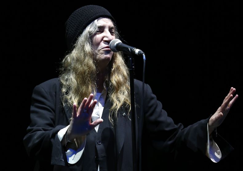 ARCHIVO - La cantante y compositora de rock estadounidense Patti Smith actúa en el Jazzablanca and World Music Festival en Casablanca, Marruecos, el miércoles 2 de abril de 2014. (Foto AP/Abdeljalil Bounhar, archivo)