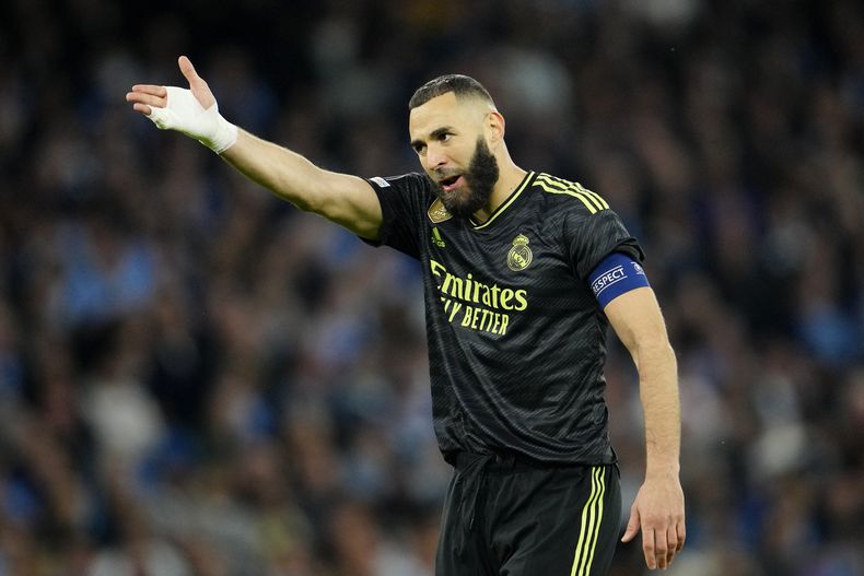 Karim Benzema del Real Madrid gesticula durante el partido contra el Manchester City en las semifinales de la Liga de Campeones, el miércoles 17 de mayo de 2023, en Manchester. (AP Foto/Jon Super)