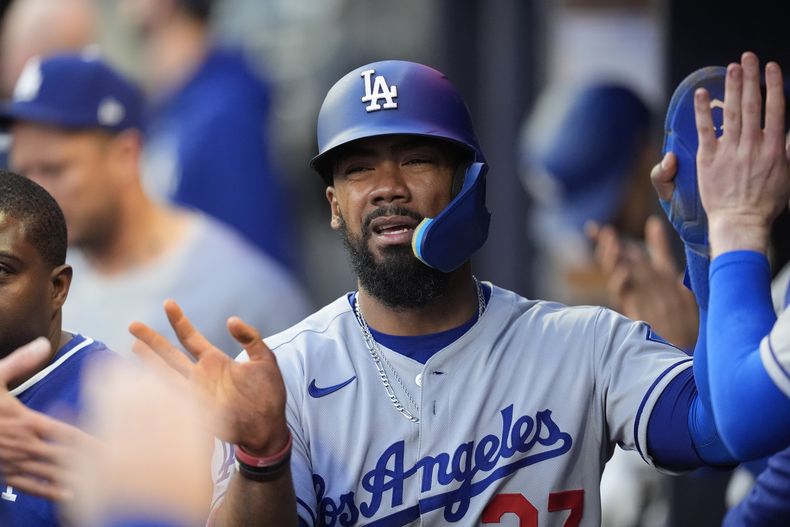 Teoscar Hernández (37), de los Dodgers de Los Ángeles, celebra una carrera del tercera base de los Dodgers de Los Ángeles, Max Muncy (13), en la cuarta entrada de un juego de béisbol contra los Bravos de Atlanta, el domingo 4 de mayo de 2025, en Atlanta. (AP Foto/Mike Stewart)