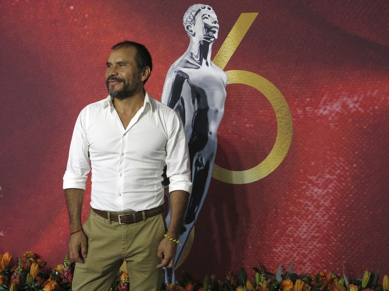El actor Noé Hernández, de la película Kokoloko, posa al llegar al almuerzo de nominados de la 66a edición de los premios Ariel de la Academia Mexicana de Artes y Ciencias Cinematográficas en la Ciudad de México el 21 de agosto de 2024. (Foto AP/Berenice Bautista)