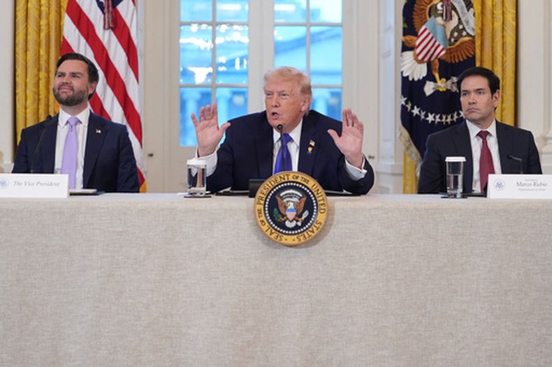 ARCHIVO - El presidente estadounidense Donald Trump, flanqueado por el vicepresidente JD Vance, a la izquierda, y el secretario de Estado Marco Rubio, habla durante una reunión con ejecutivos de la industria petrolera en la Casa Blanca, en Washington, el 9 de enero de 2026. (AP Foto/Evan Vucci/Archivo)