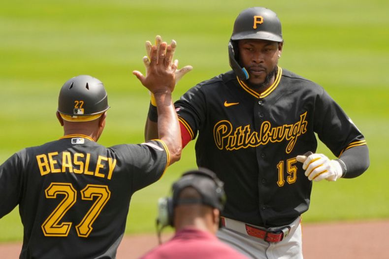 El dominicano Oneil Cruz de los Piratas de Pittsburgh celebra con el entrenador de tercera base Tony Beasley tras batear un jonrón de tres carreras ante los Rojos de Cincinnati el miércoles primero de abril del 2026. (AP Foto/Carolyn Kaster)