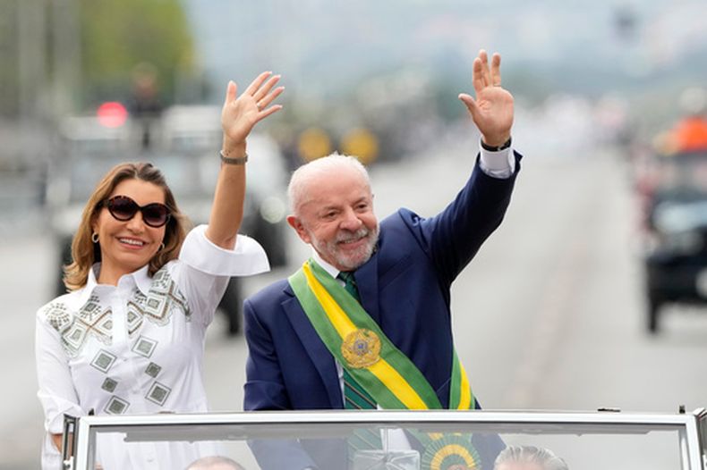 El presidente brasileño Luiz Inácio Lula da Silva y la primera dama Rosângela da Silva saludan a la multitud durante las celebraciones del Día de la Independencia, el lunes 7 de septiembre de 2026, en Brasilia, Brasil. (AP Foto/Eraldo Peres)