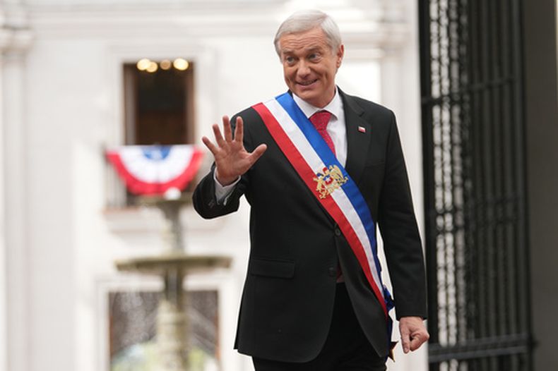 El presidente José Antonio Kast saluda en el Palacio de La Moneda un día después de su investidura en Santiago, Chile, el jueves 12 de marzo de 2026. (AP Foto/Esteban Félix)