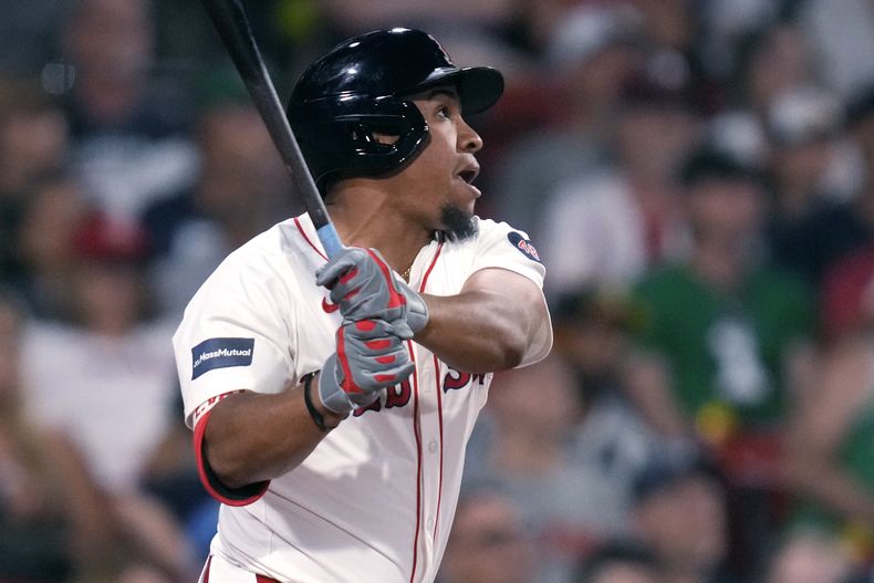 El dominicano Enmanuel Valdez, de los Medias Rojas de Boston, conecta un doble productor ante los Filis de Filadelfia, en el juego del miércoles 12 de junio de 2024 (AP Foto/Charles Krupa)