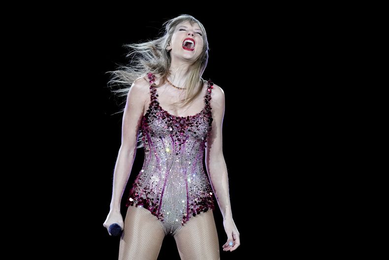 Taylor Swift durante el concierto de su gira Eras en el Estadio Monumental de Buenos Aires, Argentina, el jueves 9 de noviembre de 2023. (Foto AP/Natacha Pisarenko)