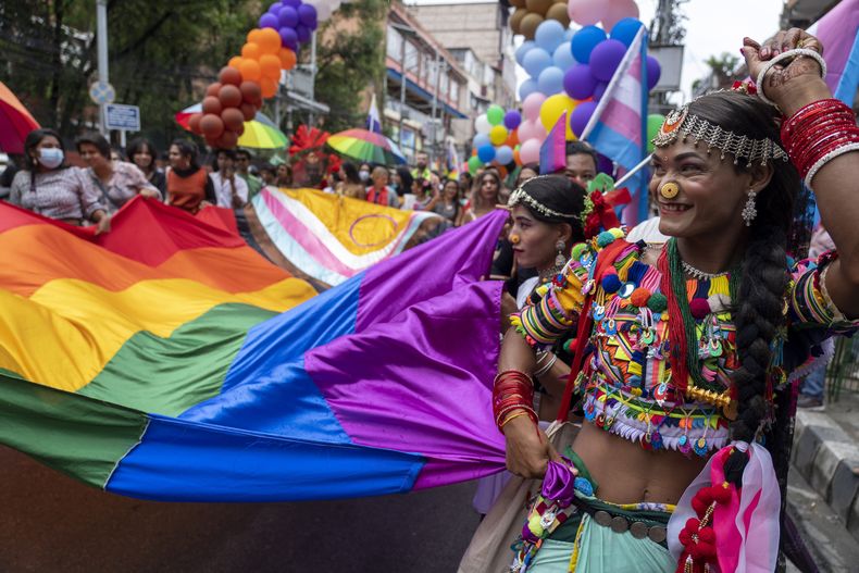 Personas LGBTQ+ y sus simpatizantes se reúnen durante la marcha anual del orgullo, en Katmandú, Nepal, el martes 20 de agosto de 2024. (AP Foto/Niranjan Shrestha)