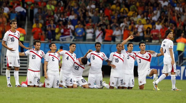 Los jugadores de Costa Rica durante la definici&oacute;n de penales contra Holanda en el partido de cuartos de final del Mundial en Salvador, Brasil, el s&aacute;bado 5 julio de 2014. (AP Foto/Wong Maye-E)